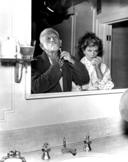 Katharine Hepburn observa si Spencer Tracy se ha leído bien nuestro artículo. La película es 'Adivina quién viene esta noche' (1967).