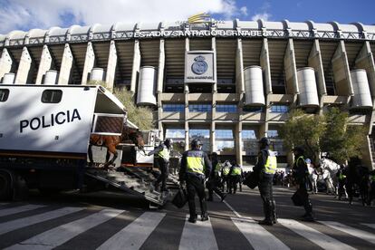 La Unitat de Cavalleria arriba a l'estadi Santiago Bernabéu.
