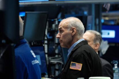 NEW YORK, NEW YORK - JULY 12: Traders work on the floor of the New York Stock Exchange (NYSE) on July 12, 2023 in New York City. New government data released Wednesday showed that inflation fell to 3% in June in the United Statesx97 the 12th-consecutive month of declines.   Spencer Platt/Getty Images/AFP (Photo by SPENCER PLATT / GETTY IMAGES NORTH AMERICA / Getty Images via AFP)