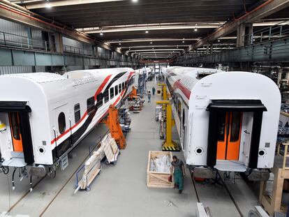 Interior de la planta de DJJ en Dunakeszi (Hungría), donde se atiende un pedido de trenes para Egipto.