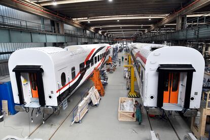 Interior de la planta de DJJ en Dunakeszi (Hungría), donde se atiende un pedido de trenes para Egipto.