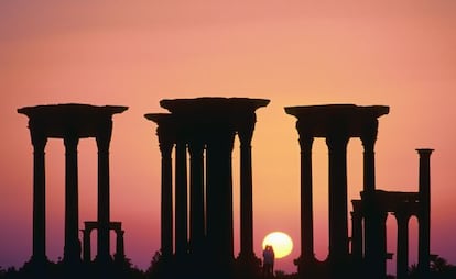 Puesta de sol en las ruinas de la ciudad de Palmira. 