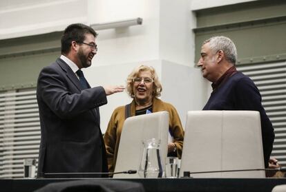 De izquierda a derecha, Carlos S&aacute;nchez Mato, Manuela Carmena y Paco P&eacute;rez, en el pasado pleno municipal. 