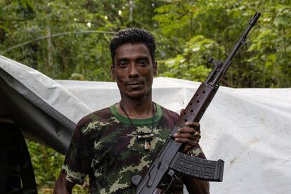 Un guerrillero musulmán defiende las escuelas con un rifle MA1 de manufactura birmana. El Gobierno birmano ha sido acusado de actos de genocidio contra minorías como la suya, los rohingya.