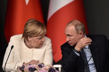 La excanciller alemana, Angela Merkel, y el presidente ruso, Vladímir Putin, en una cumbre en Estambul en 2018 para buscar una solución a la guerra de Siria.