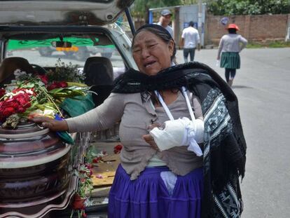 Mãe chora ao lado do caixão do filho morto pela polícia durante protestos pró-Evo Morales em Sacaba, Cochabamba.