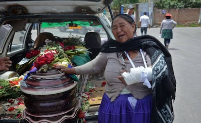 Mãe chora ao lado do caixão do filho morto pela polícia durante protestos pró-Evo Morales em Sacaba, Cochabamba.