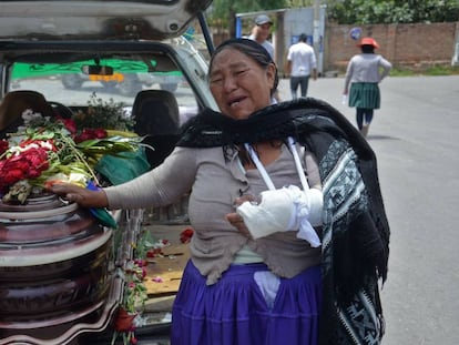 Mãe chora ao lado do caixão do filho morto pela polícia durante protestos pró-Evo Morales em Sacaba, Cochabamba.