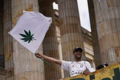 Plantón a favor de la regulación del uso del cannabis adulto, en el Congreso de la República, en Bogotá, el 21 de junio de 2023.