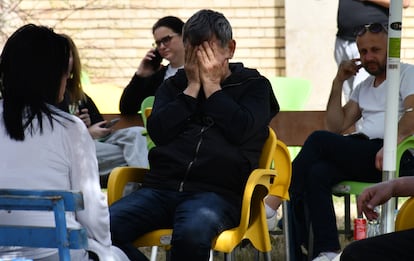 Una familiar espera en el exterior del hospital de Kocani de Macedonia del Sur, este domingo.