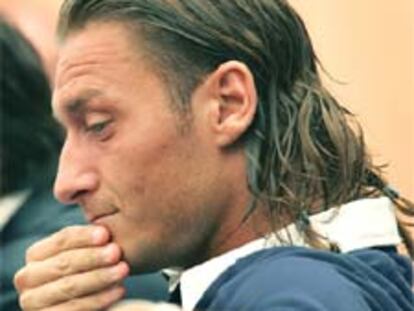 Totti, pensativo, durante su conferencia de prensa de ayer.