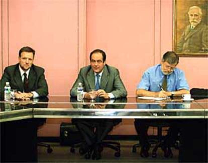Marcelino Iglesias, José Bono y Juan Carlos Rodríguez Ibarra durante su reunión con la ejecutiva del PSOE.