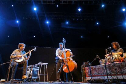 Béla Fleck, Edgar Meyer y Zakir Hussain durante su actuación ayer en los Veranos de la Villa.