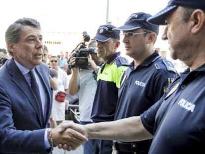 Ignacio Gonz&aacute;lez, saluda ayer a polic&iacute;as municipales de Collado Villalba.