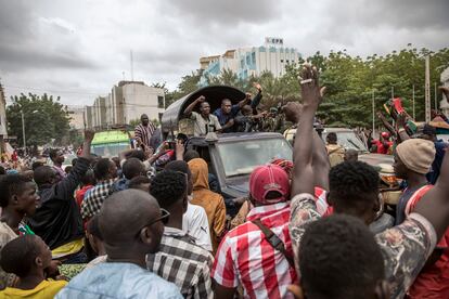 La gente celebra en Bamako, Malí, la llegada de las fuerzas que respaldan el golpe de Estado.