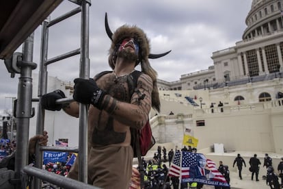 Jacob Anthony Angeli Chansley, conocido como 'el chamán de QAnon', durante el asalto al Capitolio de EEUU en enero de 2021.