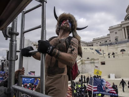 Jacob Anthony Angeli Chansley, conocido como 'el chamán de QAnon', durante el asalto al Capitolio de EEUU en enero de 2021.