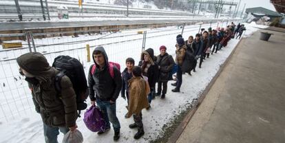 Refugiados en la estaci&oacute;n de trenes de Passau, Alemania, el pasado martes.