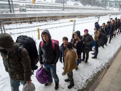 Refugiados en la estaci&oacute;n de trenes de Passau, Alemania, el pasado martes.