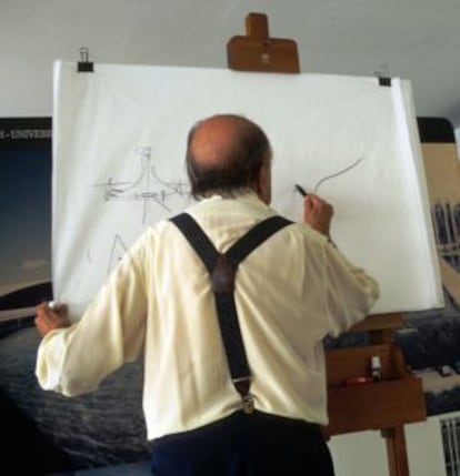 Oscar Niemeyer dibujando en su estudio.