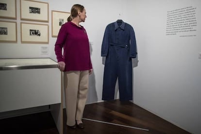 Laura García Lorca, sobrina del poeta, ante uno de los trajes de La Barraca, la compañía de teatro de su tío, que forma parte del legado ahora declarado BIC.