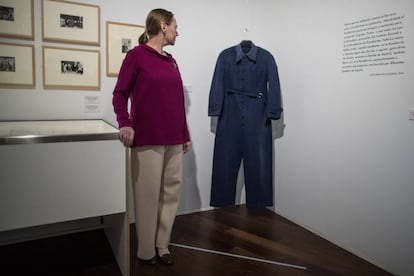 Laura García Lorca, responsable del legado, ante uno de los trajes de La Barraca, la compañía de teatro de su tío abuelo, en la exposición de 200 piezas que llegó en marzo.