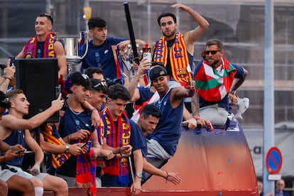 Los futbolistas empezaron el trayecto más tranquilos, con gafas de sol que fueron desapareciendo mientras se iban turnando el micrófono entre un eufórico Marc Casadó, Ronald Araujo, Pau Cubarsí o Lamine Yamal, más tímido detrás de un altavoz y con un chupachup en la boca.