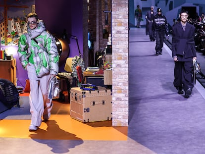 Varios modelos presentan la ropa para el próximo otoño-invierno de Louis Vuitton, en la semana de la moda masculina de París, el pasado 19 de enero.