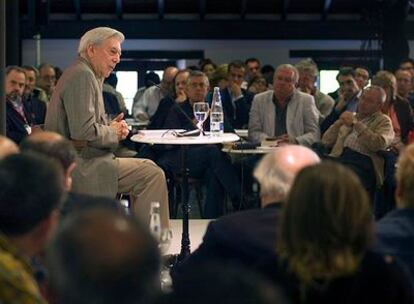 Mario Vargas Llosa, durante su clase magistral de ayer, en Santillana de Mar dentro de las jornadas <i>Lecciones y maestros.</i>