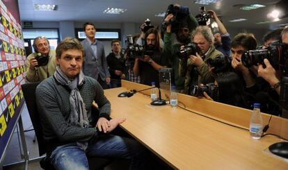 Tito Vilanova posa para los fotógrafos antes de la rueda de prensa.