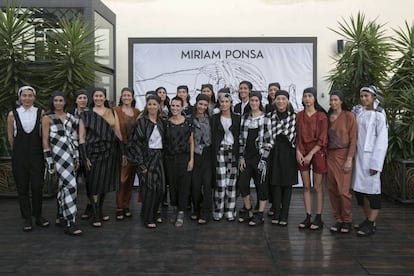 Las modelos de Miriam Ponsa con la diseñadora después del desfile.