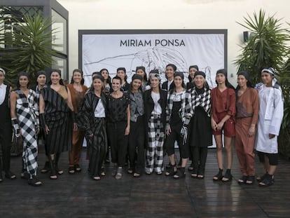 Las modelos de Miriam Ponsa con la diseñadora después del desfile.