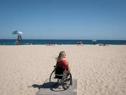 Ariadna Balmes, al final de una pasarela de madera a varios metros del mar, en la playa de Mataró (Barcelona).