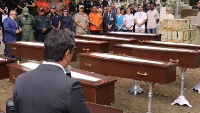 Representantes de los muchos organismos brasileños implicados en el caso participaron en el entierro; desde la Policía Federal o la científica hasta la Armada, los bomberos o la guardia municipal de Bragança, la ciudad por la que el cayuco y los cadáveres llegaron a tierra firme. Los investigadores sostienen que zarparon de Mauritania rumbo a las islas Canarias (España) y que por algún motivo que se desconoce perdieron el rumbo y fueron arrastrados hasta la orilla americana del Atlántico.