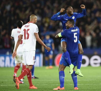 Los jugadores Wes Morgan y Wilfred Ndidi del Leicester City, celebran la victoria frente al Sevilla.