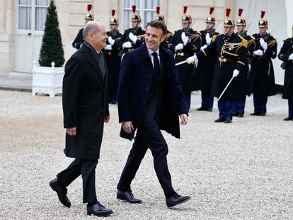 El presidente de Francia, Emmanuel Macron (derecha), y el canciller alemán, Olaf Scholz, este domingo en el palacio del Elíseo, en París.