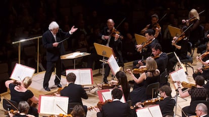 Vladímir Áshkenazi dirigiendo la 'Décima Sinfonía', de Shostakóvich, en el Auditorio Nacional.