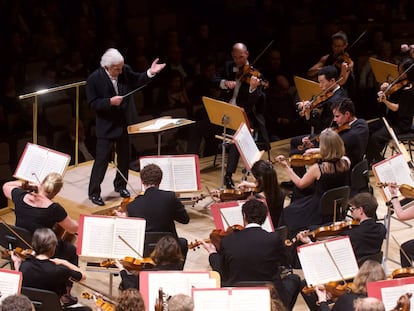 Vladímir Áshkenazi dirigiendo la 'Décima Sinfonía', de Shostakóvich, en el Auditorio Nacional.