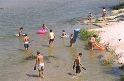 Bañistas en el rio Alberche.