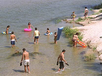Bañistas en el rio Alberche.