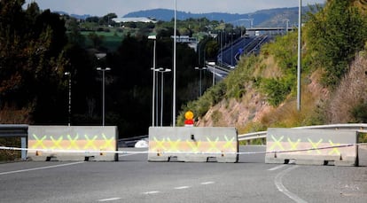 Barreras de hormigón en una carretera.