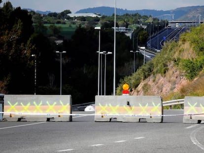 Barreras de hormigón en una carretera.