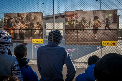 Paralelamente a las exposiciones, el Festival también cuenta con talleres en escuelas de educación para la paz, los derechos humanos y la justicia global que acaban con una visita guiada a una de las exposiciones, como esta de la imagen, impartida por el Grup Eirene con alumnos y alumnas del Colegio Santísima Trinitat del barrio de Trinitat Vella.
