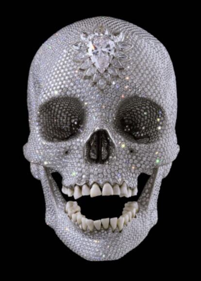 El precio de fabricación de la escultura de 2007 ‘Por el amor de Dios’, con 8.601 diamantes incrustados, rondó, según Hirst, los 17 millones de euros. El artista asegura que la vendió el mismo año a un consorcio anónimo por unos 60, algo que algunas voces del mundo del arte han puesto en duda.