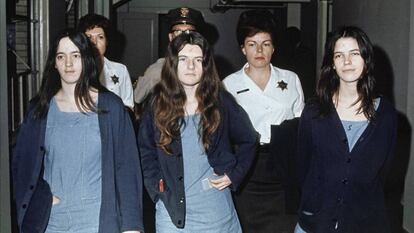 De izquierda a derecha, Susan Atkins, Patricia Krenwinkel y Leslie Van Houten, durante el juicio por asesinato en marzo de 1971.