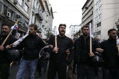 Manifestantes griegos, en la huelga general en el centro de Atenas.