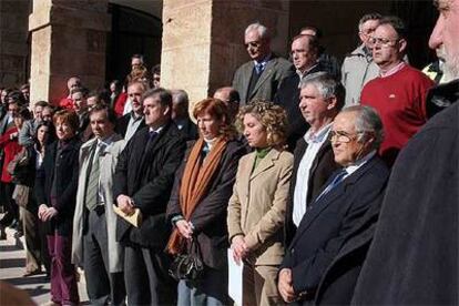 Concentración contra el terrorismo, ayer, ante el Ayuntamiento de Dénia.