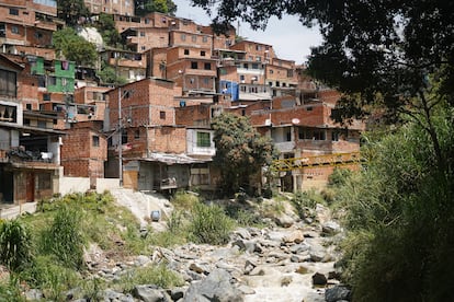 Vista del barrio El Pesebre desde la quebrada Iguaná.