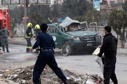 Agentes de policía y bomberos, en la zona del suceso, tras la explosión de una bomba que mató a dos personas e hirió a otras cinco, en Kabul, el 21 de febero.