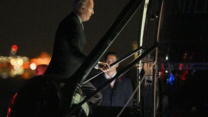 El presidente Biden aborda el helicóptero 'Marine One' para dejar Nueva York, donde asistió a un evento de recaudación de fondos el jueves.